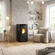 Poêle à granulés Moira 7 kW noir installé dans un salon lumineux