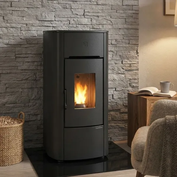 Poêle à granulés étanche Angelica Evo 8 kW noir installé devant un mur en pierre