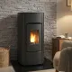 Poêle à granulés étanche Angelica Evo 8 kW noir installé devant un mur en pierre