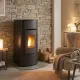 Poêle à granulés étanche Angelica Evo 8 kW noir installé dans un intérieur rustique