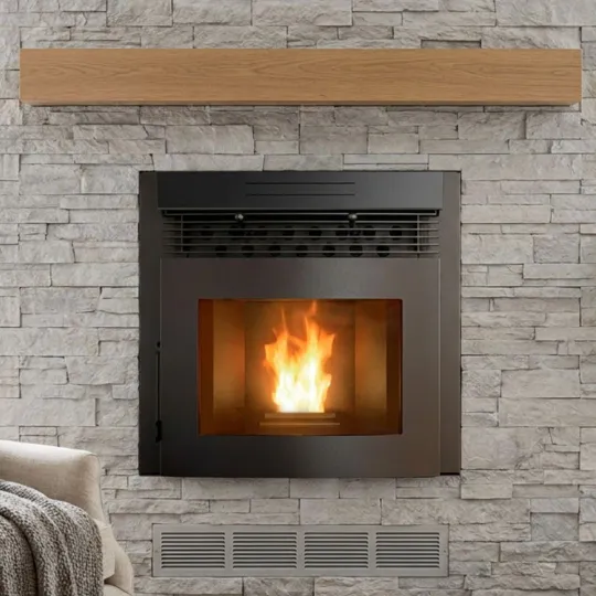Insert à pellets Davide 9,5 kW encastré dans une cheminée moderne