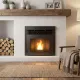 Insert à pellets Davide 9,5 kW intégré dans un salon contemporain avec rangement à bûches