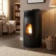 Poêle à pellets étanche Lorena 9 kW noir installé près d’un fauteuil
