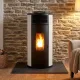 Poêle à pellets Lorena 9 kW noir installé devant un mur en pierre